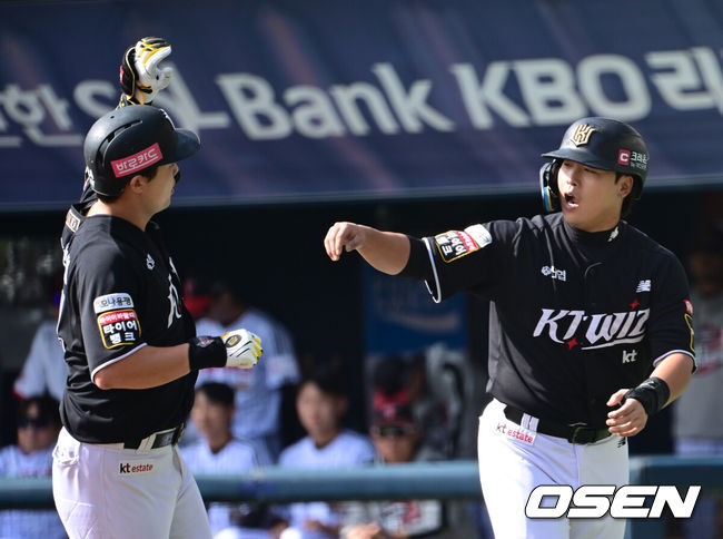 [OSEN=잠실, 김성락 기자] 5일 서울 잠실야구장에서 2024 신한 SOL뱅크 KBO 포스트시즌 준플레이오프 1차전 LG 트윈스와 KT 위즈의 경기가 열렸다.이날 LG는 엔스, KT는 고영표를 선발 투수로 내세웠다.2회초 무사 1루 KT 문상철이 선취 2점 홈런을 날린 뒤 홈에서 주자 강백호와 기쁨을 나누고 있다. 2024.10.05 / ksl0919@osen.co.kr