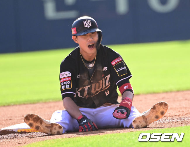 [OSEN=잠실, 김성락 기자] 5일 서울 잠실야구장에서 2024 신한 SOL뱅크 KBO 포스트시즌 준플레이오프 1차전 LG 트윈스와 KT 위즈의 경기가 열렸다.이날 LG는 엔스, KT는 고영표를 선발 투수로 내세웠다.5회초 1사 2루 KT 김민혁의 유격수 라인드라이브 때 2루주자 심우준이 포스아웃 당한 뒤 아쉬워하고 있다. 2024.10.05 / ksl0919@osen.co.kr