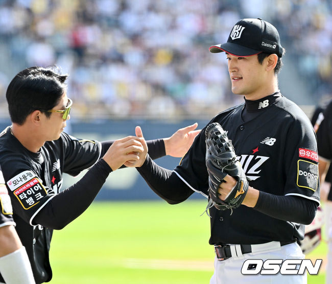 [OSEN=잠실, 민경훈 기자] 5일 서울 잠실야구장에서 2024 신한 SOL뱅크 KBO 포스트시즌 준플레이오프 1차전 LG 트윈스와 KT 위즈의 경기가 열렸다.이날 LG는 엔스, KT는 고영표를 선발 투수로 내세웠다.1회말을 마친 KT 선발 고영표가 덕아웃으로 들어가며 기뻐하고 있다. 2024.10.05 / rumi@osen.co.kr