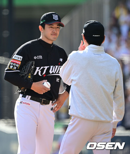 [OSEN=잠실, 김성락 기자] 5일 서울 잠실야구장에서 2024 신한 SOL뱅크 KBO 포스트시즌 준플레이오프 1차전 LG 트윈스와 KT 위즈의 경기가 열렸다.이날 LG는 엔스, KT는 고영표를 선발 투수로 내세웠다.4회말 2사 1, 3루 마운드를 방문한 KT 이강철 감독이 투수 고영표와 이야기를 나누고 있다. 2024.10.05 / ksl0919@osen.co.kr