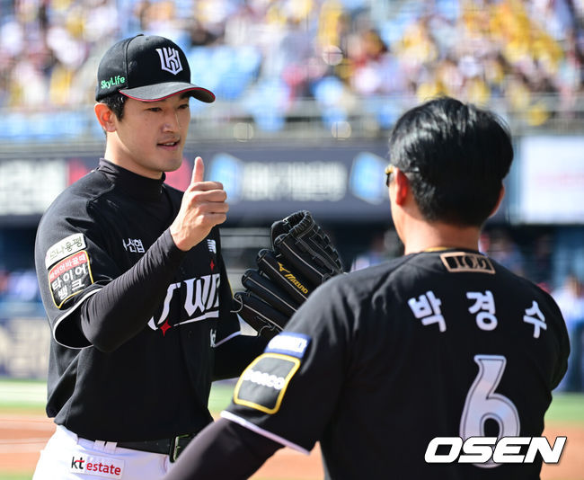 [OSEN=잠실, 김성락 기자] 5일 서울 잠실야구장에서 2024 신한 SOL뱅크 KBO 포스트시즌 준플레이오프 1차전 LG 트윈스와 KT 위즈의 경기가 열렸다.이날 LG는 엔스, KT는 고영표를 선발 투수로 내세웠다.1회초 종료 후 KT 고영표, 박경수가 기쁨을 나누고 있다. 2024.10.05 / 