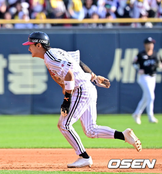 [OSEN=잠실, 민경훈 기자] 5일 서울 잠실야구장에서 2024 신한 SOL뱅크 KBO 포스트시즌 준플레이오프 1차전 LG 트윈스와 KT 위즈의 경기가 열렸다.이날 LG는 엔스, KT는 고영표를 선발 투수로 내세웠다.6회말 1사 1, 3루 LG 1루 주자 신민재의 2루 도루 때 KT 포수 장성우가 도루저지 과정에서 송구 실책을 범하자 신민재가 3루로 달리고 있다. 2024.10.05 / rumi@osen.co.kr