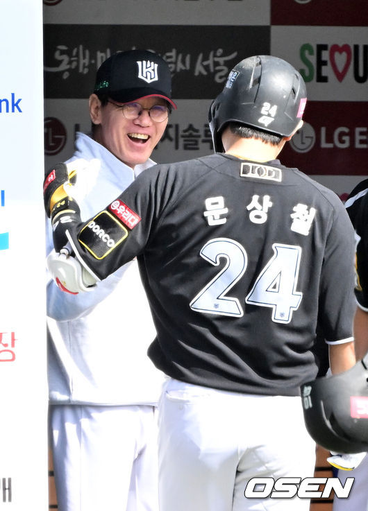 [OSEN=잠실, 민경훈 기자] 5일 서울 잠실야구장에서 2024 신한 SOL뱅크 KBO 포스트시즌 준플레이오프 1차전 LG 트윈스와 KT 위즈의 경기가 열렸다.이날 LG는 엔스, KT는 고영표를 선발 투수로 내세웠다.2회초 무사 주자 1루 KT 문상철이 좌월 선취 투런 홈런을 때린 후 덕아웃에서 이강철 감독과 기쁨을 나누고 있다. 2024.10.05 / rumi@osen.co.kr