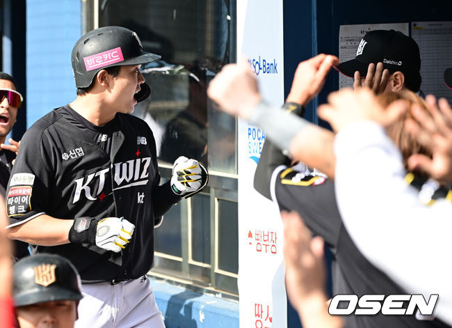 [OSEN=잠실, 김성락 기자] 5일 서울 잠실야구장에서 2024 신한 SOL뱅크 KBO 포스트시즌 준플레이오프 1차전 LG 트윈스와 KT 위즈의 경기가 열렸다.이날 LG는 엔스, KT는 고영표를 선발 투수로 내세웠다.2회초 무사 1루 KT 문상철이 선취 2점 홈런을 날린 뒤 더그아웃에서 이강철 감독과 기쁨을 나누고 있다. 2024.10.05 / ksl0919@osen.co.kr