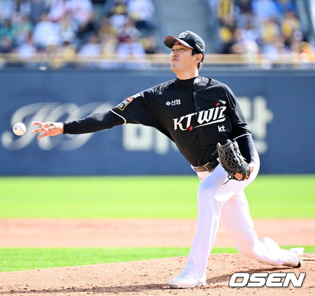 [OSEN=잠실, 민경훈 기자] 5일 서울 잠실야구장에서 2024 신한 SOL뱅크 KBO 포스트시즌 준플레이오프 1차전 LG 트윈스와 KT 위즈의 경기가 열렸다.이날 LG는 엔스, KT는 고영표를 선발 투수로 내세웠다.KT 선발 고영표가 마운드 위에서 힘차게 공을 뿌리고 있다. 2024.10.05 / rumi@osen.co.kr