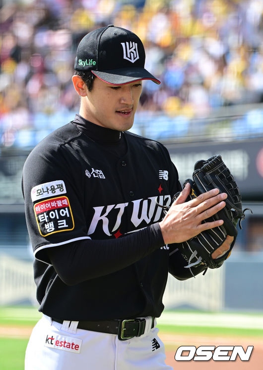 [OSEN=잠실, 김성락 기자] 5일 서울 잠실야구장에서 2024 신한 SOL뱅크 KBO 포스트시즌 준플레이오프 1차전 LG 트윈스와 KT 위즈의 경기가 열렸다.이날 LG는 엔스, KT는 고영표를 선발 투수로 내세웠다.1회말 종료 후 KT 고영표가 더그아웃으로 이동하고 있다. 2024.10.05 / ksl0919@osen.co.kr