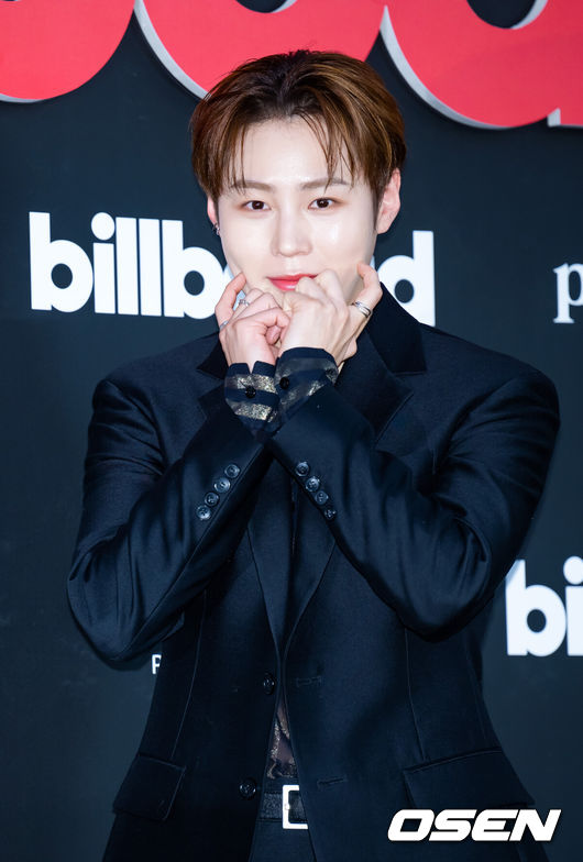 [OSEN=민경훈 기자] 27일 오후 서울 중구 서울 신라호텔 영빈관에서 'Billboard K POWER 100' 이벤트 포토월 행사가 진행됐다. 이 행사는 빌보드 코리아의 공식 론칭을 기념하는 자리로, 한국 대중음악의 근 100년 역사를 기념하며 K-팝을 중심으로 한 한국 음악이 세계 음악 산업에 끼친 영향력을 조명하기 위해 마련됐다.하성운이 포토타임을 갖고 있다. 2024.08.27 / rumi@osen.co.kr