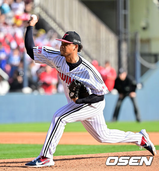 [OSEN=잠실, 민경훈 기자] 5일 서울 잠실야구장에서 2024 신한 SOL뱅크 KBO 포스트시즌 준플레이오프 1차전 LG 트윈스와 KT 위즈의 경기가 열렸다.이날 LG는 엔스, KT는 고영표를 선발 투수로 내세웠다.8회초 마운드에 오른 LG 에르난데스가 마운드에 올라 힘차게 공을 뿌리고 있다. 2024.10.05 / rumi@osen.co.kr