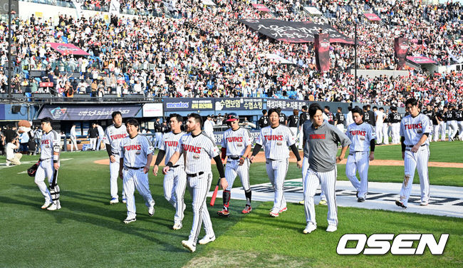 [OSEN=잠실, 민경훈 기자] 5일 서울 잠실야구장에서 2024 신한 SOL뱅크 KBO 포스트시즌 준플레이오프 1차전 LG 트윈스와 KT 위즈의 경기가 열렸다.KT는 5일 서울 잠실구장에서 열린 2024 KBO리그 포스트시즌 준플레이오프 1차전에서 LG에 3-2로 승리했다. 경기를 마치고 LG 선수들이 아쉬워하며 퇴장하고 있다. 2024.10.05 / rumi@osen.co.kr