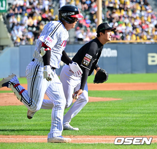 [OSEN=잠실, 민경훈 기자] 5일 서울 잠실야구장에서 2024 신한 SOL뱅크 KBO 포스트시즌 준플레이오프 1차전 LG 트윈스와 KT 위즈의 경기가 열렸다.이날 LG는 엔스, KT는 고영표를 선발 투수로 내세웠다.4회말 2사 주자 2,3루 LG 김현수의 투수 앞 땅볼 때 KT 선발 고영표가 1루로 송구하고 있다. 2024.10.05 / rumi@osen.co.kr