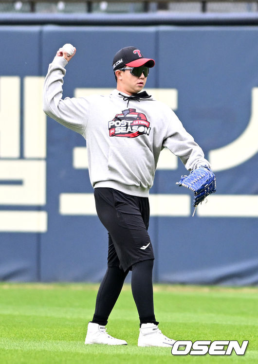 [OSEN=잠실, 이대선 기자] 6일 서울 잠실야구장에서 2024 신한 SOL뱅크 KBO 포스트시즌 준플레이오프 2차전 LG 트윈스와 KT 위즈의 경기가 열렸다.LG는 임찬규, KT는 엄상백을 선발 투수로 내세웠다.경기에 앞서 LG 유영찬이 캐치볼을 하고 있다. 2024.10.06 /sunday@osen.co.kr