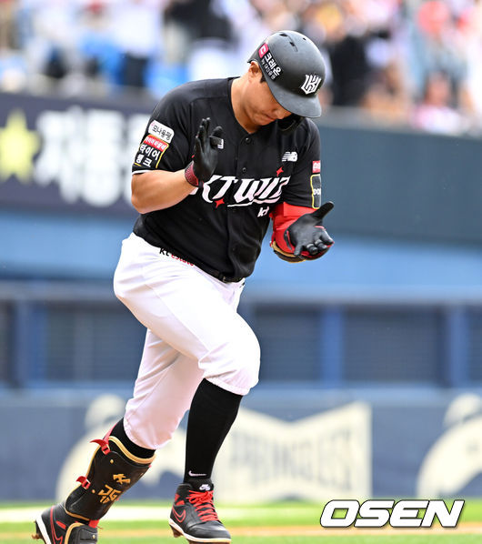 [OSEN=잠실, 이대선 기자] 6일 서울 잠실야구장에서 2024 신한 SOL뱅크 KBO 포스트시즌 준플레이오프 2차전 LG 트윈스와 KT 위즈의 경기가 열렸다.LG는 임찬규, KT는 엄상백을 선발 투수로 내세웠다.2회초 2사 3루에서 KT 황재균이 좌전 적시타를 치고 환호하고 있다. 2024.10.06 /sunday@osen.co.kr