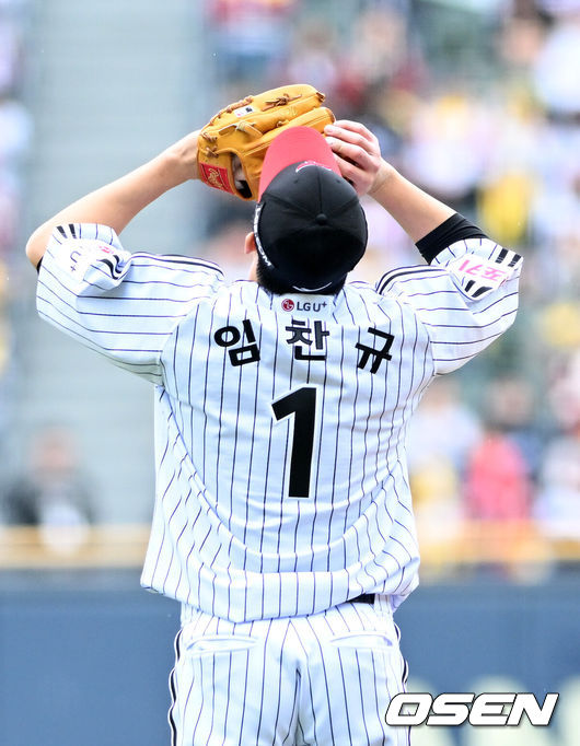 [OSEN=잠실, 이대선 기자] 6일 서울 잠실야구장에서 2024 신한 SOL뱅크 KBO 포스트시즌 준플레이오프 2차전 LG 트윈스와 KT 위즈의 경기가 열렸다.LG는 임찬규, KT는 엄상백을 선발 투수로 내세웠다.경기에 앞서 LG 임찬규가 경기를 준비하고 있다. 2024.10.06 /sunday@osen.co.kr