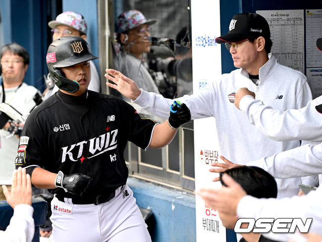 [OSEN=잠실, 최규한 기자] 6일 서울 잠실야구장에서 ‘2024 신한 SOL뱅크 KBO 포스트시즌’ 준플레이오프 2차전 LG 트윈스와 KT 위즈의 경기가 열렸다.LG는 임찬규, KT는 엄상백을 선발 투수로 내세웠다.3회초 1사 1, 3루 상황 KT 강백호가 달아나는 1타점 희생플라이를 날리고 이강철 감독과 인사를 나누고 있다. 2024.10.06 / dreamer@osen.co.kr