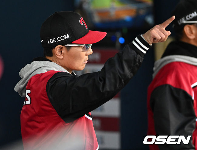 [OSEN=잠실, 이대선 기자] 6일 서울 잠실야구장에서 2024 신한 SOL뱅크 KBO 포스트시즌 준플레이오프 2차전 LG 트윈스와 KT 위즈의 경기가 열렸다.LG는 임찬규, KT는 엄상백을 선발 투수로 내세웠다.LG 염경엽 감독이 작전을 지시하고 있다. 2024.10.06 /sunday@osen.co.kr