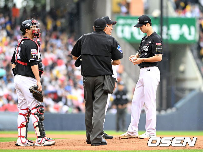 [OSEN=잠실, 이대선 기자] 6일 서울 잠실야구장에서 2024 신한 SOL뱅크 KBO 포스트시즌 준플레이오프 2차전 LG 트윈스와 KT 위즈의 경기가 열렸다.LG는 임찬규, KT는 엄상백을 선발 투수로 내세웠다.3회말 마운드를 방문한 KT 제춘모 코치가 엄상백과 이야기를 나누고 있다. 2024.10.06 /sunday@osen.co.kr