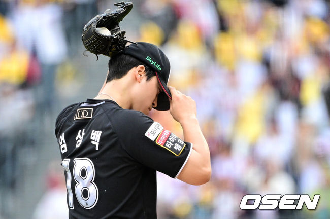 [OSEN=잠실, 최규한 기자] 6일 서울 잠실야구장에서 ‘2024 신한 SOL뱅크 KBO 포스트시즌’ 준플레이오프 2차전 LG 트윈스와 KT 위즈의 경기가 열렸다.LG는 임찬규, KT는 엄상백을 선발 투수로 내세웠다.4회말 2사 2루 상황 LG 문성주에게 1타점 적시타를 내준 KT 선발 엄상백이 아쉬워하고 있다. 2024.10.06 / dreamer@osen.co.kr