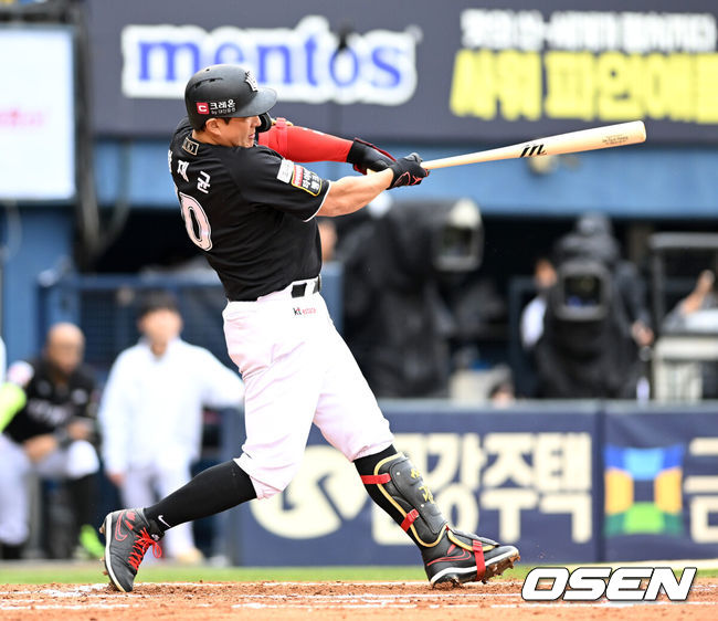 [OSEN=잠실, 이대선 기자] 6일 서울 잠실야구장에서 2024 신한 SOL뱅크 KBO 포스트시즌 준플레이오프 2차전 LG 트윈스와 KT 위즈의 경기가 열렸다.LG는 임찬규, KT는 엄상백을 선발 투수로 내세웠다.2회초 2사 3루에서 KT 황재균이 좌전 적시타를 치고 있다. 2024.10.06 /sunday@osen.co.kr