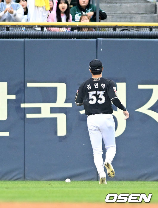 [OSEN=잠실, 이대선 기자] 6일 서울 잠실야구장에서 2024 신한 SOL뱅크 KBO 포스트시즌 준플레이오프 2차전 LG 트윈스와 KT 위즈의 경기가 열렸다.LG는 임찬규, KT는 엄상백을 선발 투수로 내세웠다.6회말 1사 만루에서 LG 신민재의 적시타 때 KT 김민혁이 공을 놓치고 있다. 2024.10.06 /sunday@osen.co.kr