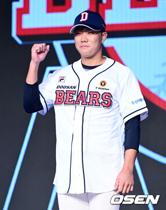 [OSEN=지형준 기자] 11일 오후 서울 잠실 롯데호텔 월드에서 2025 KBO 신인 드래프트가 열렸다.2025 KBO 신인 드래프트는 전면 드래프트 방식으로 진행된다. 지명은 1라운드부터 11라운드까지 이뤄지며, 2023년도 구단 순위의 역순인 키움-한화-삼성-롯데-KIA-두산-NC-SSG-KT-LG 순서로 실시된다.덕수고 박준순이 두산에 1라운드 지명되며 포즈를 취하고 있다. 2024.09.11 / jpnews@osen.co.kr