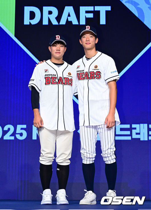 [OSEN=지형준 기자] 11일 오후 서울 잠실 롯데호텔 월드에서 2025 KBO 신인 드래프트가 열렸다.2025 KBO 신인 드래프트는 전면 드래프트 방식으로 진행된다. 지명은 1라운드부터 11라운드까지 이뤄지며, 2023년도 구단 순위의 역순인 키움-한화-삼성-롯데-KIA-두산-NC-SSG-KT-LG 순서로 실시된다.두산에 지명된 박준순, 최민석이 포즈를 취하고 있다. 2024.09.11 / jpnews@osen.co.kr