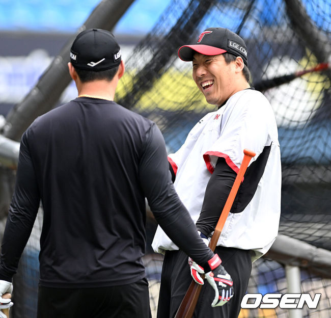 [OSEN=잠실, 이대선 기자] 6일 서울 잠실야구장에서 2024 신한 SOL뱅크 KBO 포스트시즌 준플레이오프 2차전 LG 트윈스와 KT 위즈의 경기가 열렸다.LG는 임찬규, KT는 엄상백을 선발 투수로 내세웠다.경기에 앞서 LG 오지환과 김현수가 이야기를 나누고 있다. 2024.10.06 /sunday@osen.co.kr