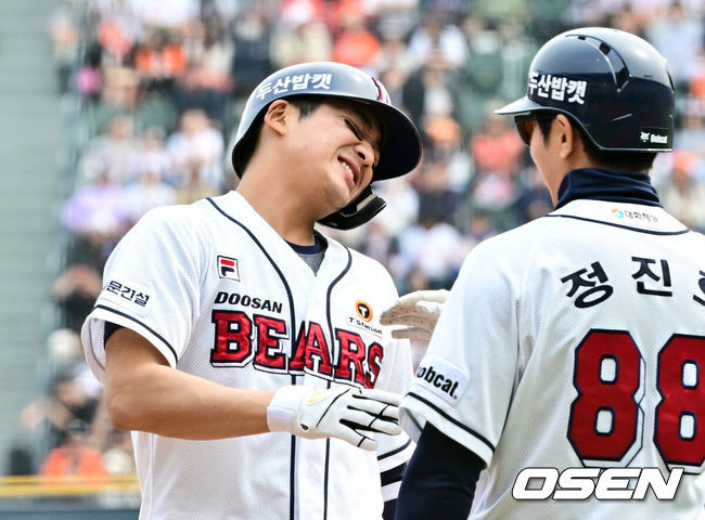 [OSEN=잠실, 조은정 기자] 10일 오후 서울 잠실구장에서 ‘2024 신한 SOL BANK KBO리그’ 두산 베어스와 한화 이글스의 경기가 열렸다.4연패 수렁에 빠진 한화는 시즌 8승 6패 공동 5위, 2연패를 끊어낸 두산은 6승 9패 7위다. 두 팀의 승차는 2.5경기. 이날 한화는 문동주를 두산은 알칸타라가 선발로 마운드에 오른다.1회말 1사 만루 두산 김대한이 달아나는 2타점 적시타를 날린 후 기뻐하고 있다. 2024.04.10 /cej@osen.co.kr 