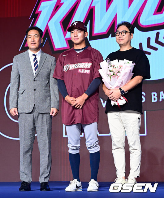 [OSEN=지형준 기자] 11일 오후 서울 잠실 롯데호텔 월드에서 2025 KBO 신인 드래프트가 열렸다.2025 KBO 신인 드래프트는 전면 드래프트 방식으로 진행된다. 지명은 1라운드부터 11라운드까지 이뤄지며, 2023년도 구단 순위의 역순인 키움-한화-삼성-롯데-KIA-두산-NC-SSG-KT-LG 순서로 실시된다.충암고 김서준이 키움에 지명되며 고형욱 단장, 아버지와 포즈를 취하고 있다. 2024.09.11 / jpnews@osen.co.kr