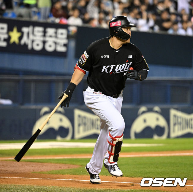 [OSEN=잠실, 이대선 기자] 2일 오후 서울 잠실야구장에서 2024 신한 SOL뱅크 KBO 포스트시즌 와일드카드 결정 1차전 두산 베어스와 KT 위즈의 경기가 열렸다.1회초 무사 1,3루에서 KT 오재일이 적시타를 치고 있다. 2024.10.02 /sunday@osen.co.kr