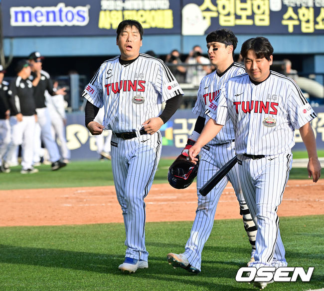 [OSEN=잠실, 민경훈 기자] 5일 서울 잠실야구장에서 2024 신한 SOL뱅크 KBO 포스트시즌 준플레이오프 1차전 LG 트윈스와 KT 위즈의 경기가 열렸다.KT는 5일 서울 잠실구장에서 열린 2024 KBO리그 포스트시즌 준플레이오프 1차전에서 LG에 3-2로 승리했다. 경기를 마치고 두산 김현수가 아쉬워하고 있다. 2024.10.05 / rumi@osen.co.kr