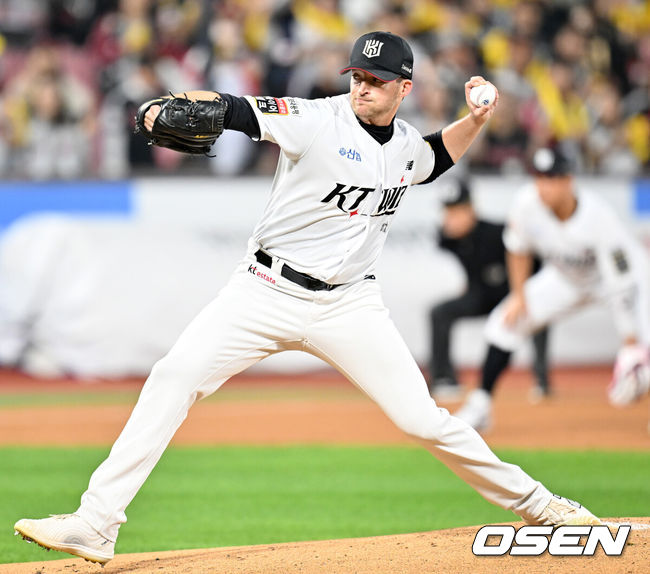 [OSEN=수원, 민경훈 기자] 8일 수원 KT위즈파크에서 2024 신한 SOL뱅크 KBO 포스트시즌 준플레이오프 3차전 KT 위즈와 LG 트윈스의 경기가 열릴 예정인 가운데 양 팀 훈련이 진행됐다.이날 KT는 벤자민을, LG는 최원태를 선발 투수로 내세운다.1회초 KT 선발투수 벤자민이 역투하고 있다. 2024.10.08 / rumi@osen.co.kr