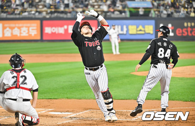 [OSEN=수원, 박준형 기자] 8일 수원KT위즈파크에서 2024 신한 SOL뱅크 KBO 포스트시즌 준플레이오프 3차전 KT 위즈와 LG 트윈스의 경기가 진행됐다.이날 KT는 벤자민을, LG는 최원태를 선발 투수로 내세웠다.2회초 1사 LG 박동원이 선취 솔로홈런을 날린뒤 홈을 밟으며 세리머니를 하고 있다.  2024.10.08/ soul1014@osen.co.kr