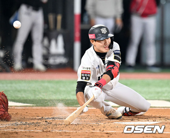 [OSEN=수원, 민경훈 기자] 8일 수원 KT위즈파크에서 2024 신한 SOL뱅크 KBO 포스트시즌 준플레이오프 3차전 KT 위즈와 LG 트윈스의 경기가 열릴 예정인 가운데 양 팀 훈련이 진행됐다.이날 KT는 벤자민을, LG는 최원태를 선발 투수로 내세운다.2회말 1사 3루 KT 심우준이 기습번트 실패하고 있다. 2024.10.08 / rumi@osen.co.kr