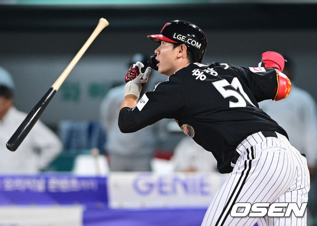 [OSEN=수원, 김성락 기자] 8일 수원KT위즈파크에서 2024 신한 SOL뱅크 KBO 포스트시즌 준플레이오프 3차전 KT 위즈와 LG 트윈스의 경기가 열렸다. 이날 KT는 벤자민을, LG는 최원태를 선발 투수로 내세웠다.3회초 1사 3루 LG 홍창기가 역전 1타점 적시 2루타를 날리고 있다. 2024.10.08/ ksl0919@osen.co.kr