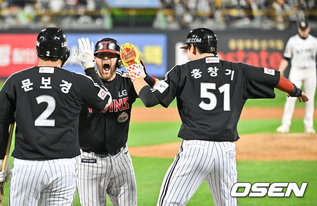 [OSEN=수원, 박준형 기자] 8일 수원KT위즈파크에서 2024 신한 SOL뱅크 KBO 포스트시즌 준플레이오프 3차전 KT 위즈와 LG 트윈스의 경기가 진행됐다.이날 KT는 벤자민을, LG는 최원태를 선발 투수로 내세웠다.5회초 1사 1,2루 LG 오스틴이 역전 3점 홈런을 날린뒤 기뻐하고 있다.  2024.10.08/ soul1014@osen.co.kr