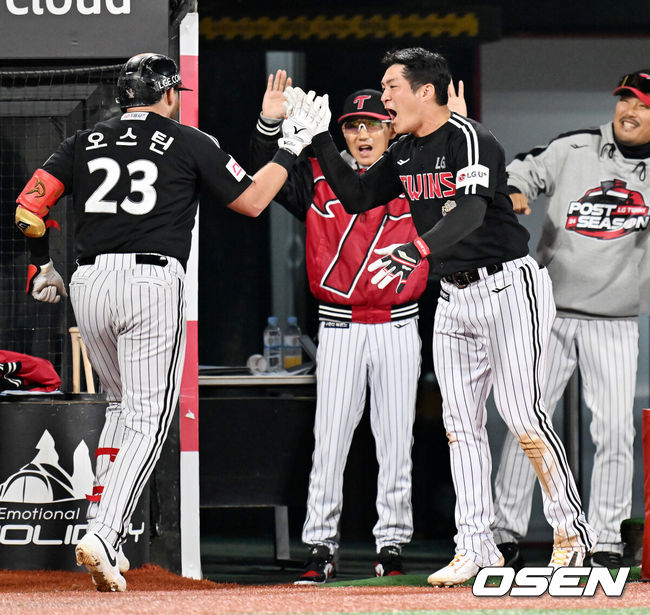 [OSEN=수원, 민경훈 기자] 8일 수원 KT위즈파크에서 2024 신한 SOL뱅크 KBO 포스트시즌 준플레이오프 3차전 KT 위즈와 LG 트윈스의 경기가 열릴 예정인 가운데 양 팀 훈련이 진행됐다.이날 KT는 벤자민을, LG는 최원태를 선발 투수로 내세웠다.5회초 1사 주자 1,2루 LG 오스틴이 좌월 재역전 스리런 홈런을 때린 후 덕아웃에서 오지환과 하이파이브를 하고 있다. 2024.10.08 / rumi@osen.co.kr