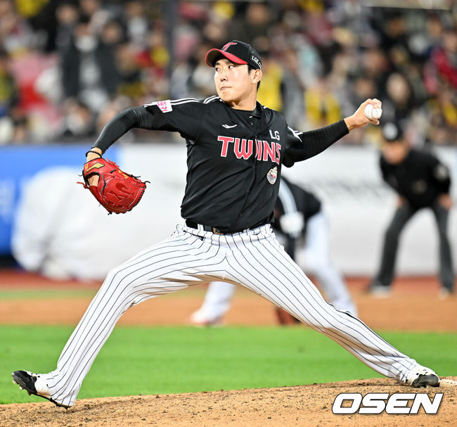 [OSEN=수원, 민경훈 기자] 8일 수원 KT위즈파크에서 2024 신한 SOL뱅크 KBO 포스트시즌 준플레이오프 3차전 KT 위즈와 LG 트윈스의 경기가 열릴 예정인 가운데 양 팀 훈련이 진행됐다.이날 KT는 벤자민을, LG는 최원태를 선발 투수로 내세웠다.3회말 2사 주자 1,2루 KT 김상수 타석에서 LG 선발 최원태에 이어 마운드에 오른 손주영이 힘차게 공을 뿌리고 있다. 2024.10.08 / rumi@osen.co.kr