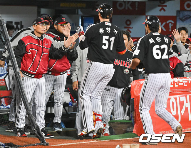 [OSEN=수원, 박준형 기자] 8일 수원KT위즈파크에서 2024 신한 SOL뱅크 KBO 포스트시즌 준플레이오프 3차전 KT 위즈와 LG 트윈스의 경기가 진행됐다.이날 KT는 벤자민을, LG는 최원태를 선발 투수로 내세웠다.6회초 1사 1,3루 LG 홍창기가 희생플라이를 날린뒤 염경엽 감독과 하이파이브를 하고 있다.  2024.10.08/ soul1014@osen.co.kr