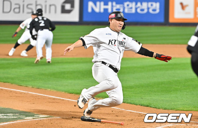  [OSEN=수원, 박준형 기자] 8일 수원KT위즈파크에서 2024 신한 SOL뱅크 KBO 포스트시즌 준플레이오프 3차전 KT 위즈와 LG 트윈스의 경기가 진행됐다.이날 KT는 벤자민을, LG는 최원태를 선발 투수로 내세웠다.3회말 2사 1,2루 KT 김상수의 역전 1타점 적시타때 2루 주자 장성우가 홈 슬라이딩하고 있다.  2024.10.08/ soul1014@osen.co.kr