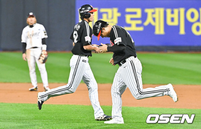 [OSEN=수원, 박준형 기자] 8일 수원KT위즈파크에서 2024 신한 SOL뱅크 KBO 포스트시즌 준플레이오프 3차전 KT 위즈와 LG 트윈스의 경기가 진행됐다.이날 KT는 벤자민을, LG는 최원태를 선발 투수로 내세웠다.6회초 1사 LG 김현수가 안타를 날린뒤 최승민과 교체되고 있다.  2024.10.08/ soul1014@osen.co.kr