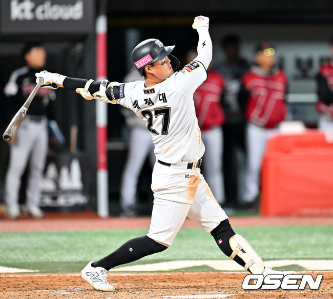 [OSEN=수원, 민경훈 기자] 8일 수원 KT위즈파크에서 2024 신한 SOL뱅크 KBO 포스트시즌 준플레이오프 3차전 KT 위즈와 LG 트윈스의 경기가 열릴 예정인 가운데 양 팀 훈련이 진행됐다.이날 KT는 벤자민을, LG는 최원태를 선발 투수로 내세웠다.9회말 1사 주자 2루 KT 배정대가 중월 투런 홈런을 때리고 있다. 2024.10.08 / rumi@osen.co.kr