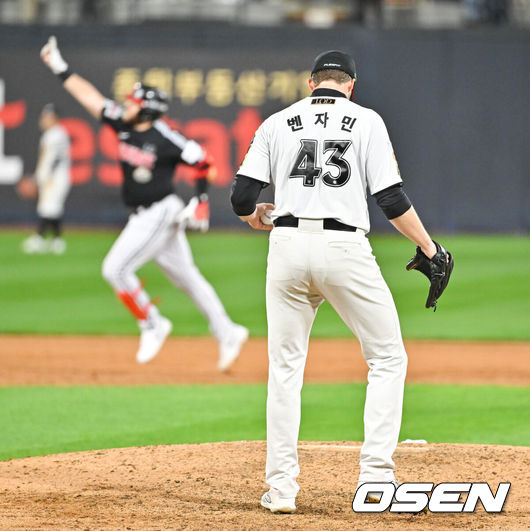 [OSEN=수원, 박준형 기자] 8일 수원KT위즈파크에서 2024 신한 SOL뱅크 KBO 포스트시즌 준플레이오프 3차전 KT 위즈와 LG 트윈스의 경기가 진행됐다.이날 KT는 벤자민을, LG는 최원태를 선발 투수로 내세웠다.5회초 1사 1,2루 KT 선발투수 벤자민이 LG 오스틴에게 역전 3점 홈런을 허용한뒤 아쉬워하고 있다. 2024.10.08/ soul1014@osen.co.kr