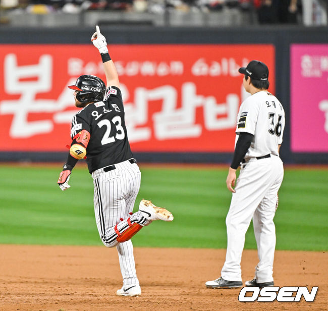 [OSEN=수원, 박준형 기자] 8일 수원KT위즈파크에서 2024 신한 SOL뱅크 KBO 포스트시즌 준플레이오프 3차전 KT 위즈와 LG 트윈스의 경기가 진행됐다.이날 KT는 벤자민을, LG는 최원태를 선발 투수로 내세웠다.5회초 1사 1,2루 LG 오스틴이 역전 3점 홈런을 날린뒤 기뻐하고 있다.  2024.10.08/ soul1014@osen.co.kr