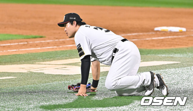 [OSEN=수원, 박준형 기자] 8일 수원KT위즈파크에서 2024 신한 SOL뱅크 KBO 포스트시즌 준플레이오프 3차전 KT 위즈와 LG 트윈스의 경기가 진행됐다.이날 KT는 벤자민을, LG는 최원태를 선발 투수로 내세웠다.5회초 케이티 오재일 1루수가 LG 선두타자 문성주의 파울타구를 놓친뒤 아쉬워하고 있다.   2024.10.08/ soul1014@osen.co.kr