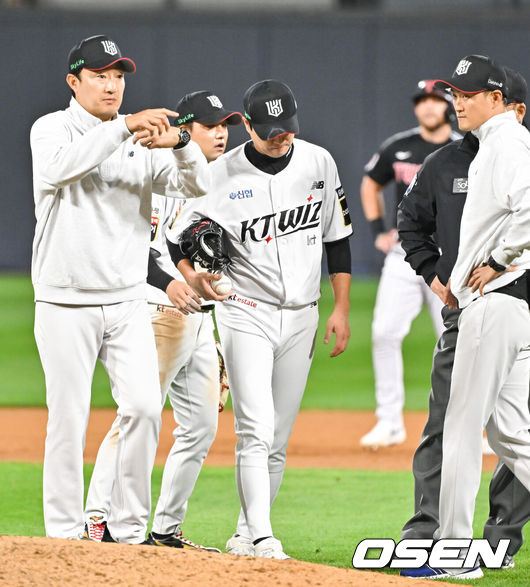 [OSEN=수원, 박준형 기자] 8일 수원KT위즈파크에서 2024 신한 SOL뱅크 KBO 포스트시즌 준플레이오프 3차전 KT 위즈와 LG 트윈스의 경기가 진행됐다.이날 KT는 벤자민을, LG는 최원태를 선발 투수로 내세웠다.9회초 투구 이후 몸 이상을 느낀 KT 우규민 투수가 교체되고 있다. 2024.10.08/ soul1014@osen.co.kr