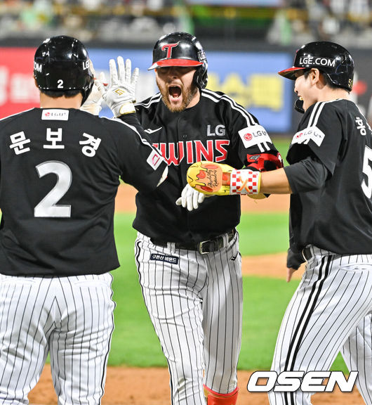 [OSEN=수원, 박준형 기자] 8일 수원KT위즈파크에서 2024 신한 SOL뱅크 KBO 포스트시즌 준플레이오프 3차전 KT 위즈와 LG 트윈스의 경기가 진행됐다.이날 KT는 벤자민을, LG는 최원태를 선발 투수로 내세웠다.5회초 1사 1,2루 LG 오스틴이 역전 3점 홈런을 날린뒤 기뻐하고 있다.  2024.10.08/ soul1014@osen.co.kr