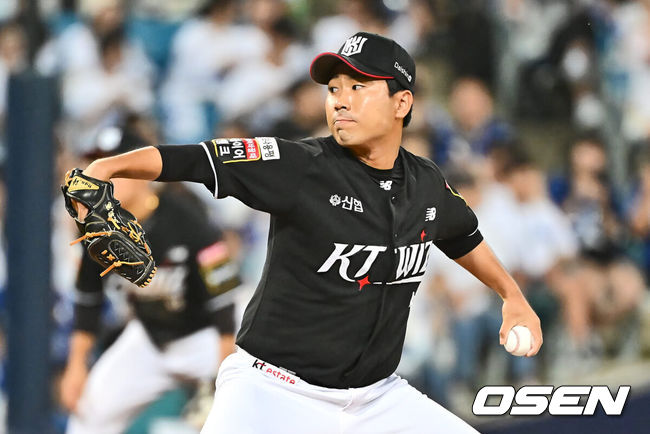 [OSEN=대구, 이석우 기자] 13일 대구삼성라이온즈파크에서 2024 신한 SOL 뱅크 KBO 리그 삼성 라이온즈와 KT 위즈의 경기가 열렸다. KT 위즈 성재헌이 역투하고 있다. 2024.08.13 / foto0307@osen.co.kr