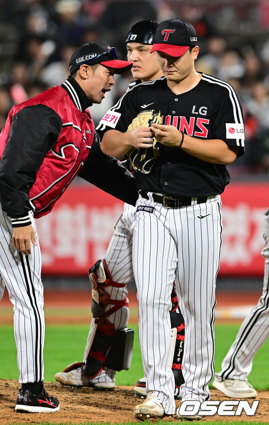 [OSEN=수원, 김성락 기자] 8일 수원KT위즈파크에서 2024 신한 SOL뱅크 KBO 포스트시즌 준플레이오프 3차전 KT 위즈와 LG 트윈스의 경기가 열렸다. 이날 KT는 벤자민을, LG는 최원태를 선발 투수로 내세웠다.3회말 2사 1, 2루 엘지 최원태가 강판되고 있다.  2024.10.08/ ksl0919@osen.co.kr