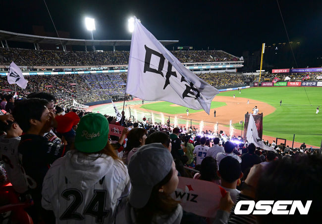 [OSEN=수원, 김성락 기자] 8일 수원KT위즈파크에서 2024 신한 SOL뱅크 KBO 포스트시즌 준플레이오프 3차전 KT 위즈와 LG 트윈스의 경기가 열렸다. 이날 KT는 벤자민을, LG는 최원태를 선발 투수로 내세웠다.경기장을 방문한 관중들이 열띤 응원을 펼치고 있다. 2024.10.08/ ksl0919@osen.co.kr