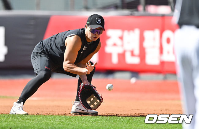 [OSEN=수원, 박준형 기자] 9일 수원KT위즈파크에서 2024 신한 SOL뱅크 KBO 포스트시즌 준플레이오프 4차전 KT 위즈와 LG 트윈스의 경기가 진행된다.이날 KT는 쿠에바스를, LG는 엔스를 선발 투수로 내세웠다.경기를 앞두고 KT 문상철이 1루 수비 훈련을 하고 있다.  2024.10.09 / soul1014@osen.co.kr